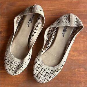 Lucky Brand Beige cutout design Women's Flats